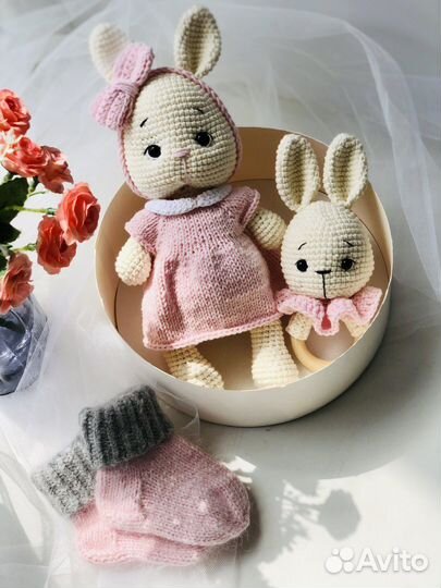 Вязанные зайчики игрушка пинетки