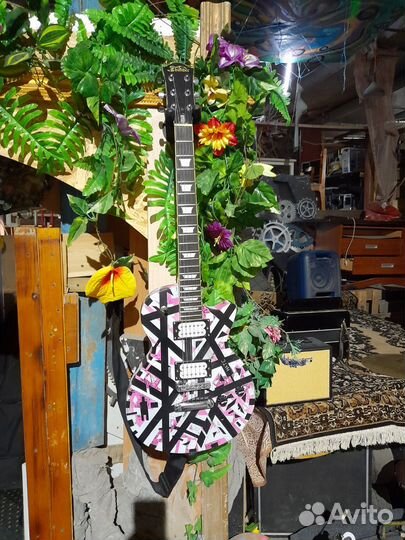 Электрогитара дизайнерской окраски