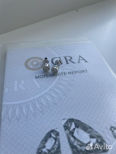 Серьги пусеты гвоздики с бриллиантом муассанит