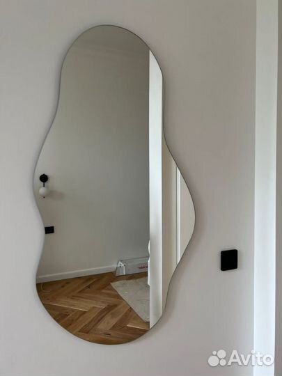 Асимметричное неправильной формы зеркало капля