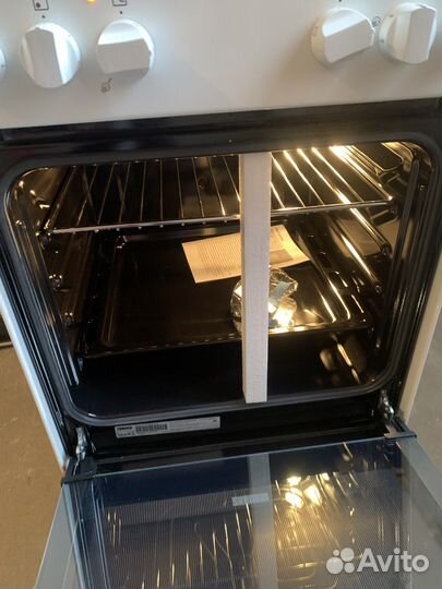 Плита электрическая стеклокерамика, Zanussi, Новая