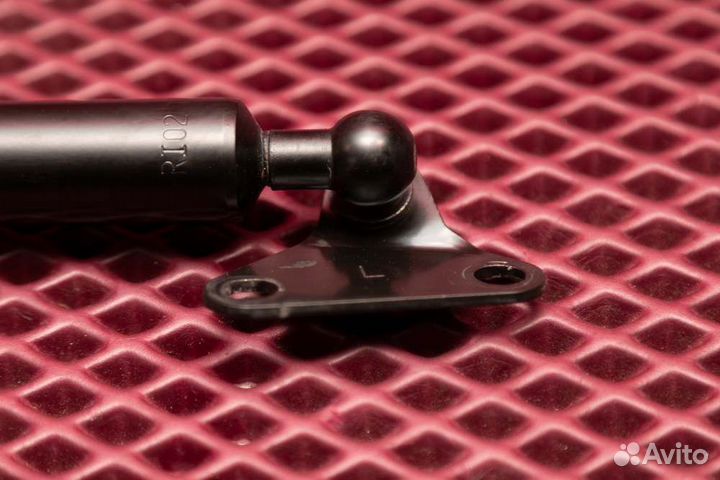 Амортизатор крышки багажника левый Toyota Land