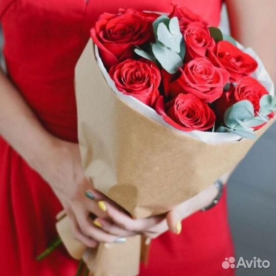 Букет из 9 красных роз с эвкалиптом в крафте