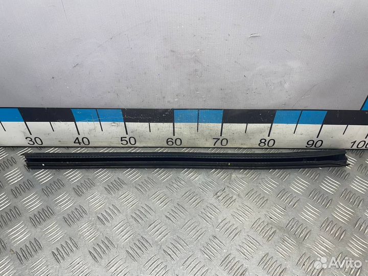 Б/У Уплотнитель стекла двери левый внутренн#002