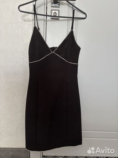 Черное платье на бретелях