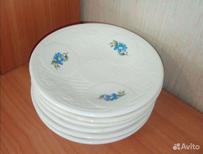 Тарелки, пиалы, чашки, дуршлаг, супница