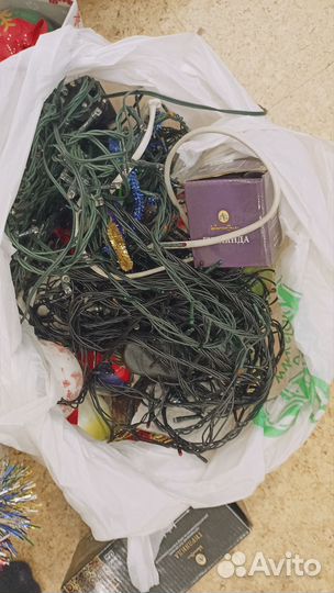 Новогодние украшения: гирлянды, ёлочные шары