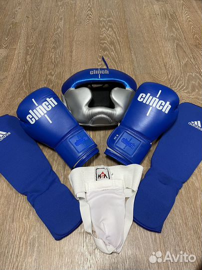 Боксерские перчатки, шлем, защита голени, ракушка