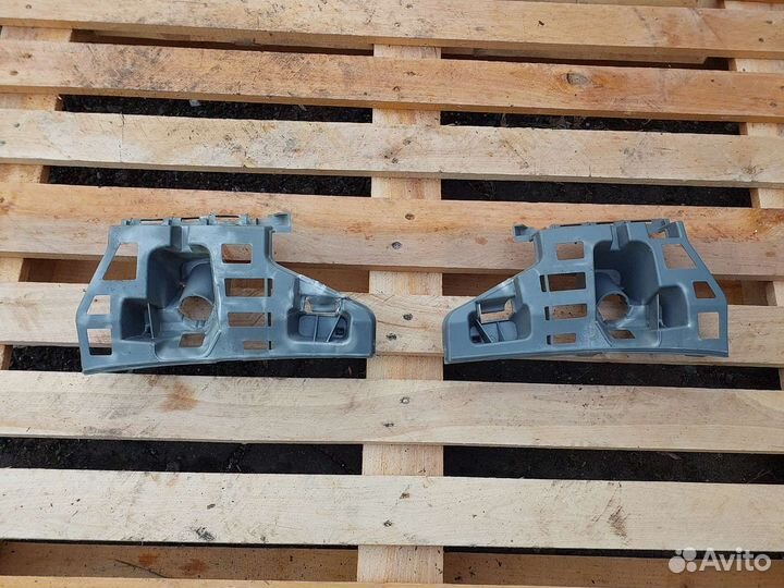 Кронштейн переднего бампера правый Skoda Fabia 2