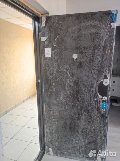 Дверь входная металлическая от застройщика