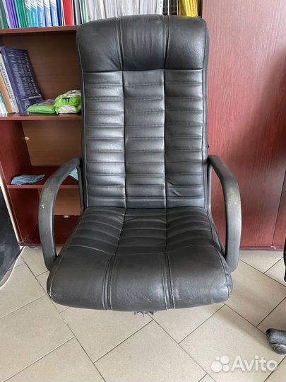 Офисное кожаное кресло
