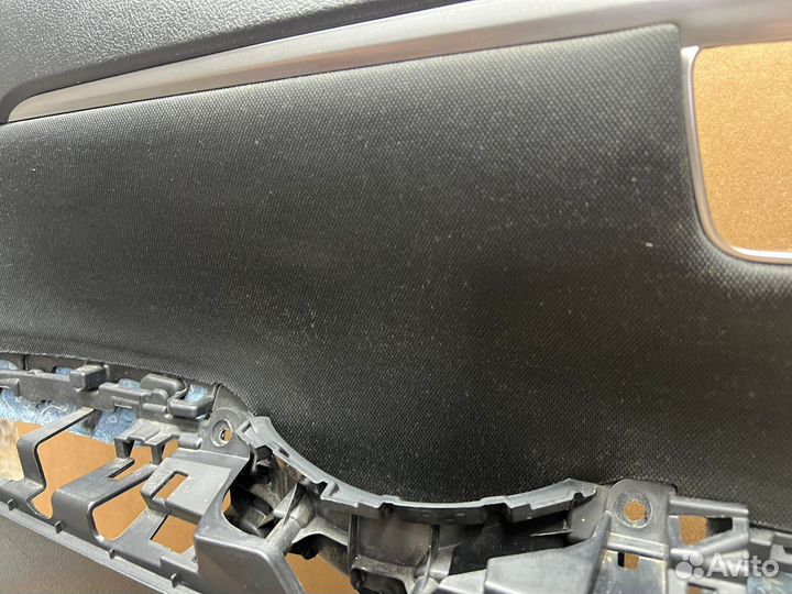 Передняя левая дверная карта Toyota Fortuner