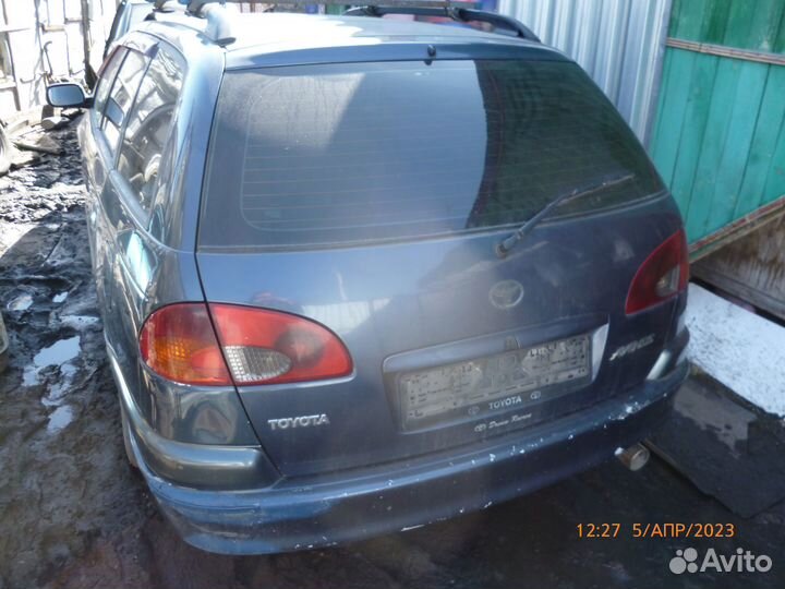 Задние фонари тойота авенсис 2000г левая сторона