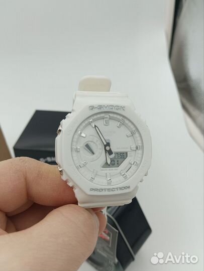 Белые часы Casio G-Shock GA-2100: стиль и прочность