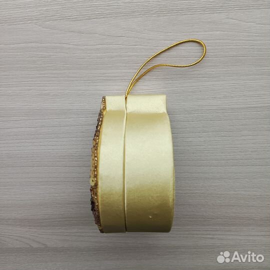 Елочная игрушка с пайетками в технике картонаж