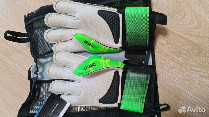 Вратарские перчатки