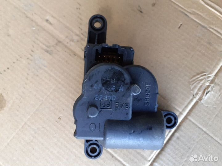 Моторчик заслонки печки Волга Сайбер, Додж Стратус