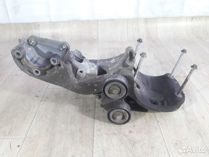 Кронштейн генератора Nissan Almera G15 1171000Q2D