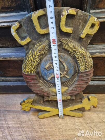 Герб СССР с вагона поезда, железнодорожный. Чугу