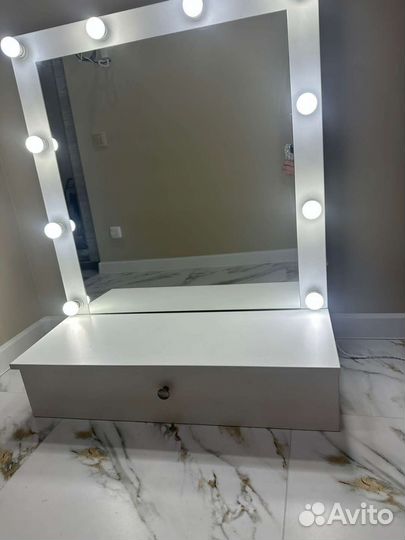 Гримерное зеркало с лампочками