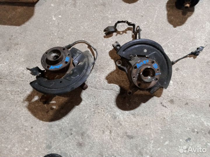 Кулак передний на Рено Доккер 2018г