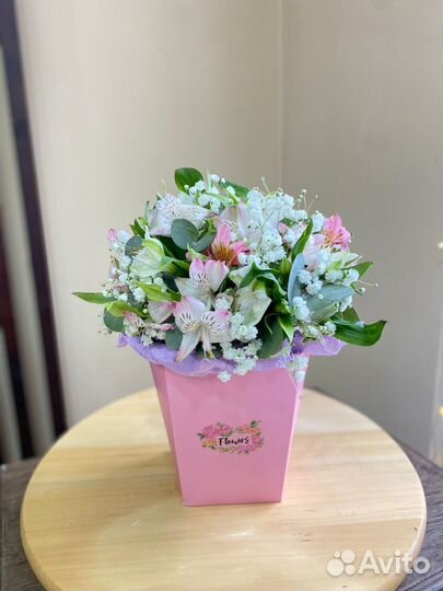 Доставка цветов. Альстромерии в короьке S