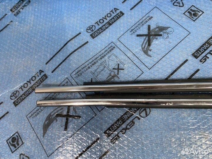 Молдинг стекла Toyota Fortuner