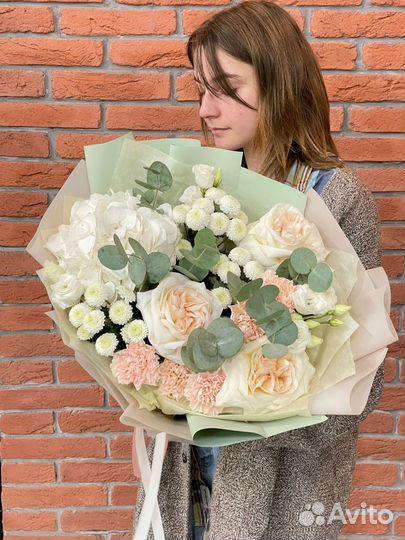 Букет из роз гортензий, эустом, цветы