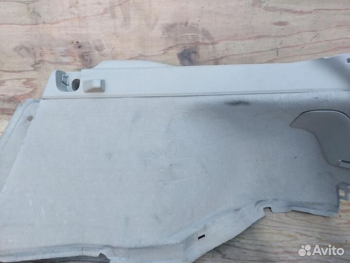 Обшивка багажника правая Toyota Prius 2 NHW20