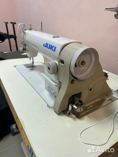 Две швейные машинки и два оверлока