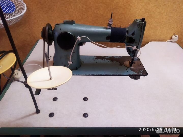 Производственная швейная машинка