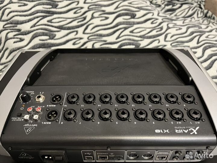 Цифровой микшерный пульт Behringer X Air X18