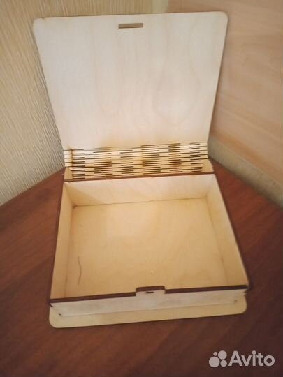 Деревянная шкатулка