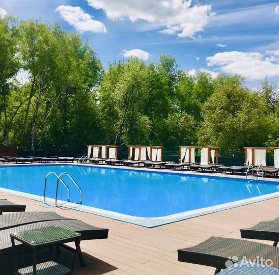 Официант на летний бассейн