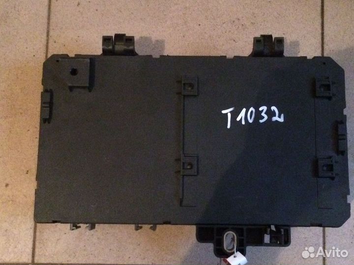 Блок предохранителей в багажник Opel Astra H