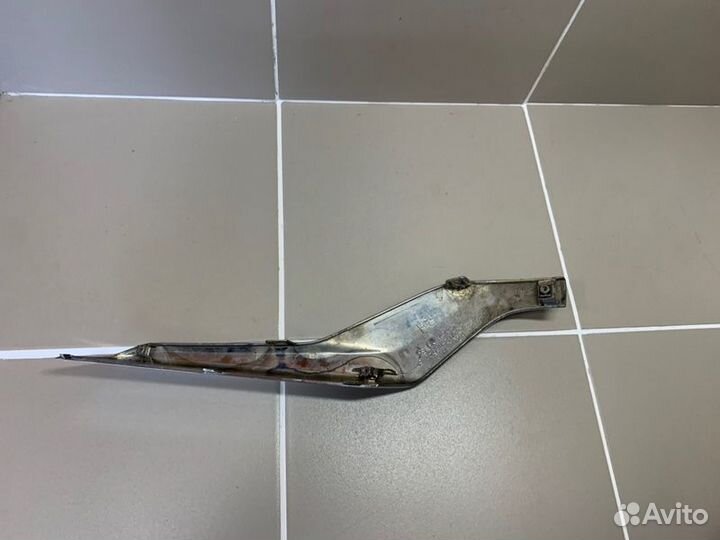 Накладка бампера передняя правая Toyota Land