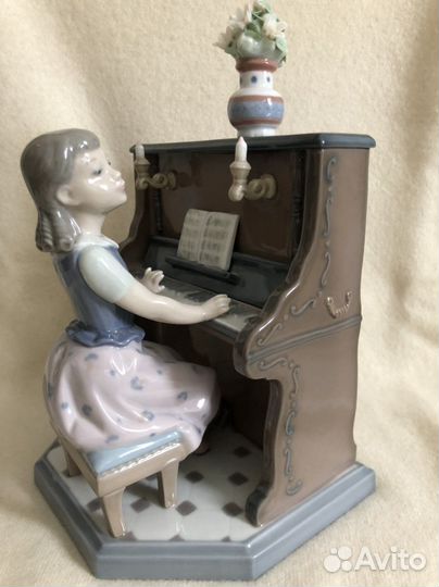Фарфоровая статуэтка фирмы 