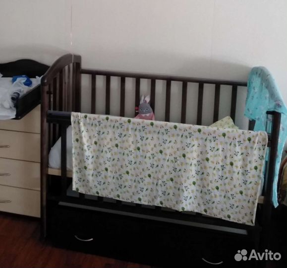 Детская кроватка с маятником и ящиком