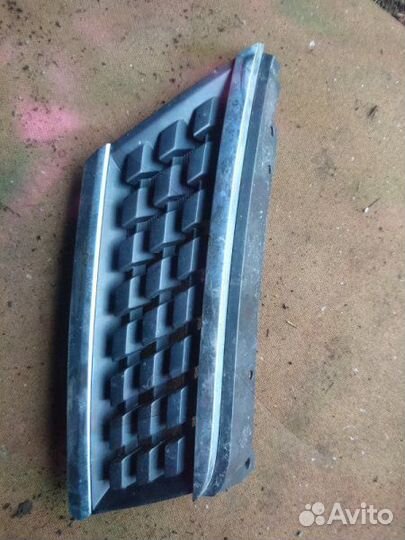 Решетка радиатора передняя правая Nissan Tiida