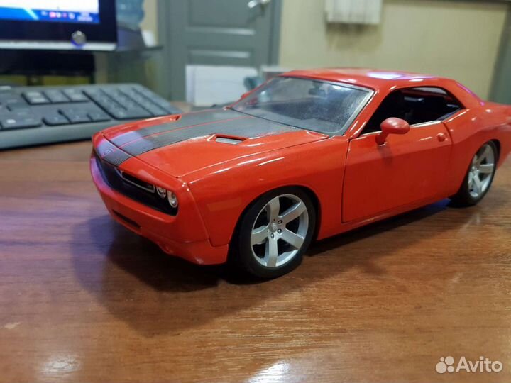 Модель 1/18 Dodge challenger