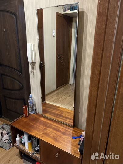 Отдам бесплатно зеркало с полками внизу