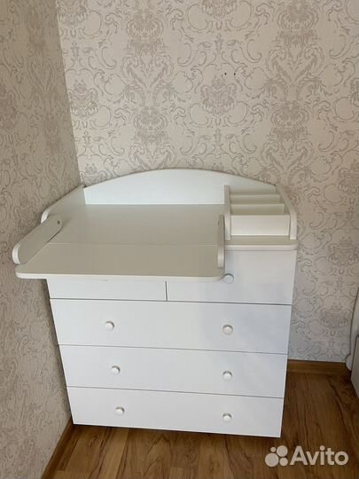 Детская кроватка с маятником и ящиком + комод