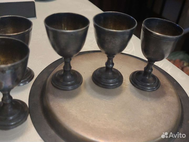 Поднос с рюмками