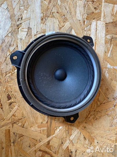 Динамик задней двери Toyota Avensis