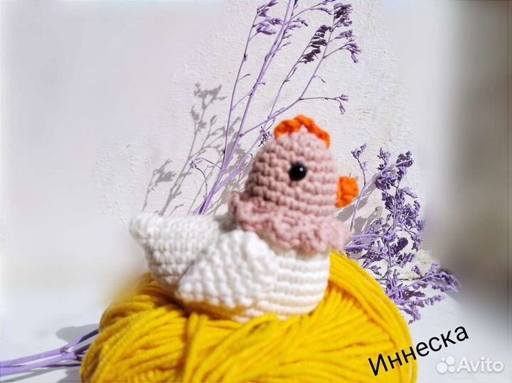 Курочка вязаная в гнезде с яичками на благополучие