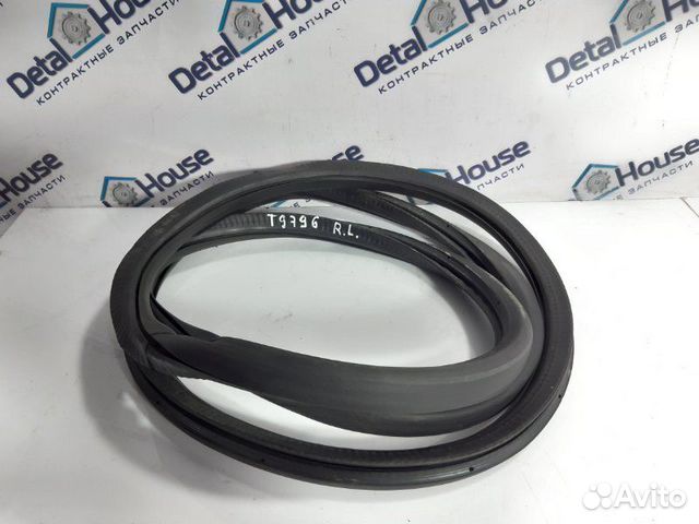 Уплотнитель двери задний левый Volkswagen Passat