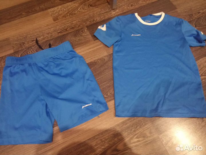 Футбольные форма, гетры, щитки