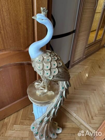 Гипсовая статуя павлина