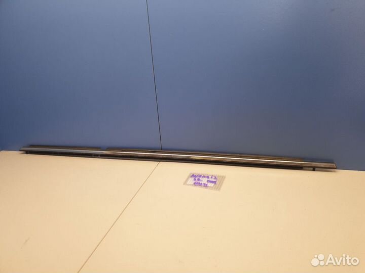 Молдинг стекла задней правой двери Toyota Avensis