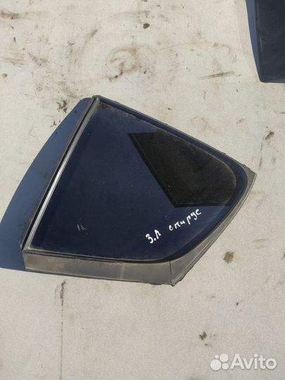 Стекло двери задней левой (форточка) Kia Quoris I